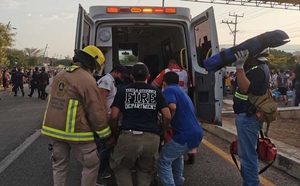 Mueren 53 migrantes tras volcadura de tráiler en Tuxtla Gutiérrez, Chiapas