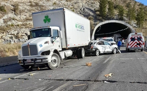 En Coahuila, tráiler sin frenos impacta más de 15 vehículos; hay 4 muertos y 15 heridos