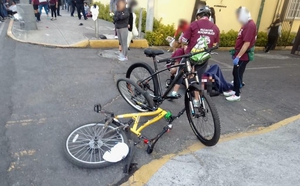 En CdMx, auto atropella a ciclistas en Calzada de Tlalpan; hay 12 lesionados