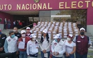 Entregan al INE más de un millón de firmas para revocación de mandato Entregan al INE más de un millón de firmas para revocación de mandato