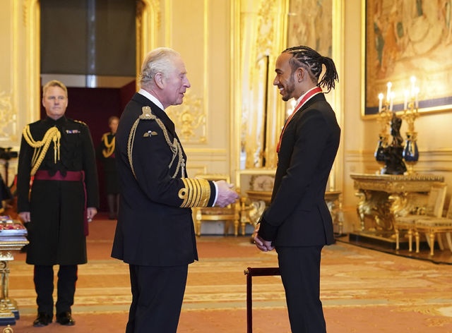 Lewis Hamilton recibe el título de caballero en GB