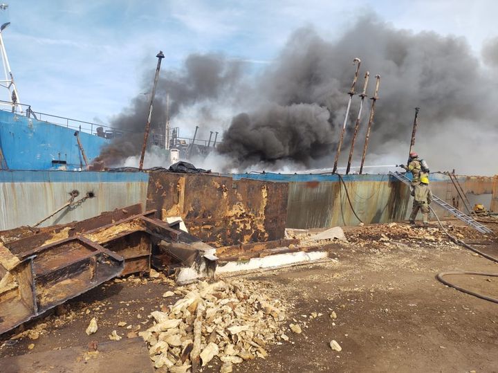 Reportan incendio de barco camaronero en Mazatlán Reportan incendio de barco camaronero en Mazatlán