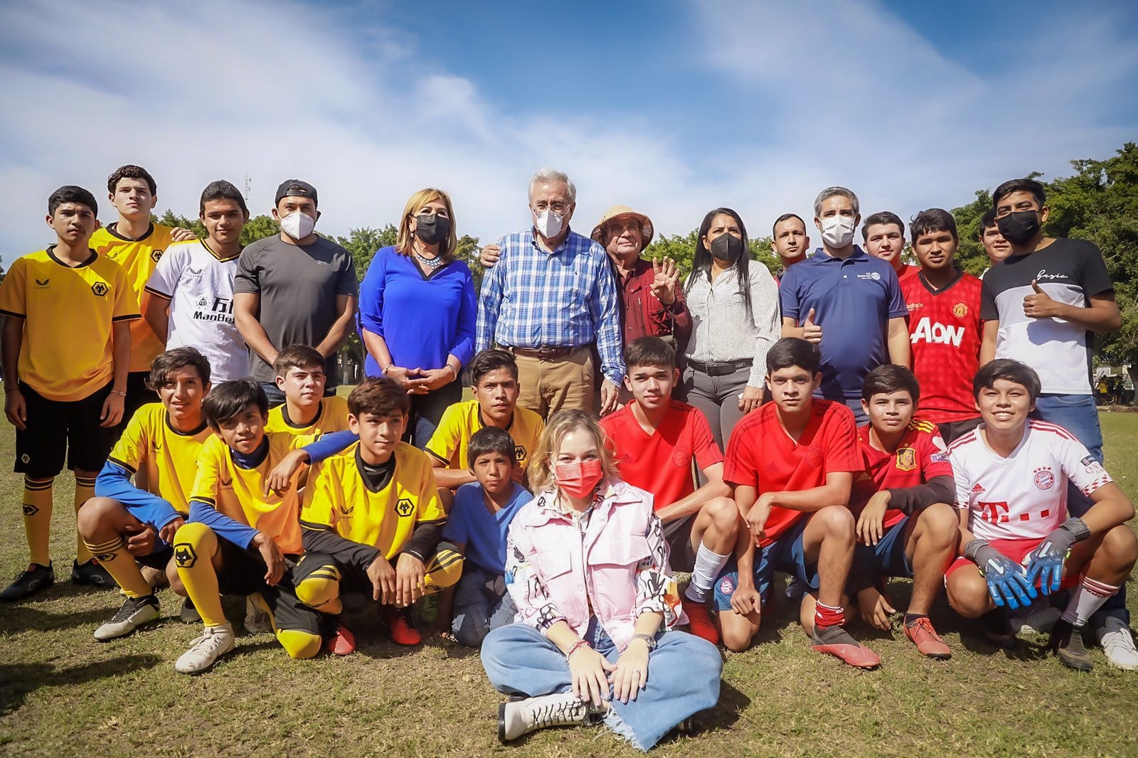 Rocha visita centro de vacunación para jornaleros migrantes en Villa Juárez