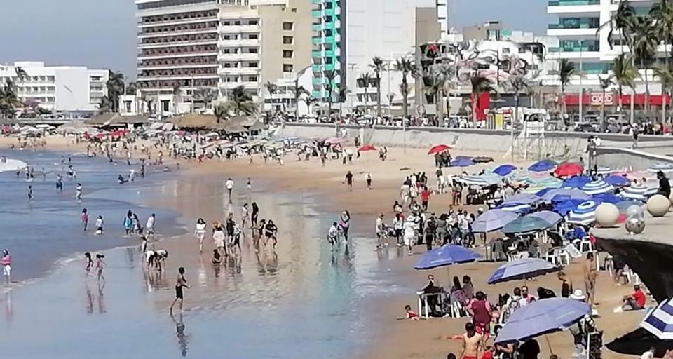 Miles de turistas arriban a la fiesta del Carnaval en Mazatlán