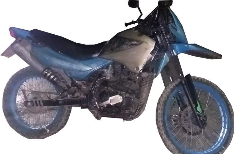 Militares y estatales detienen a dos jóvenes que circulaban en una motocicleta,