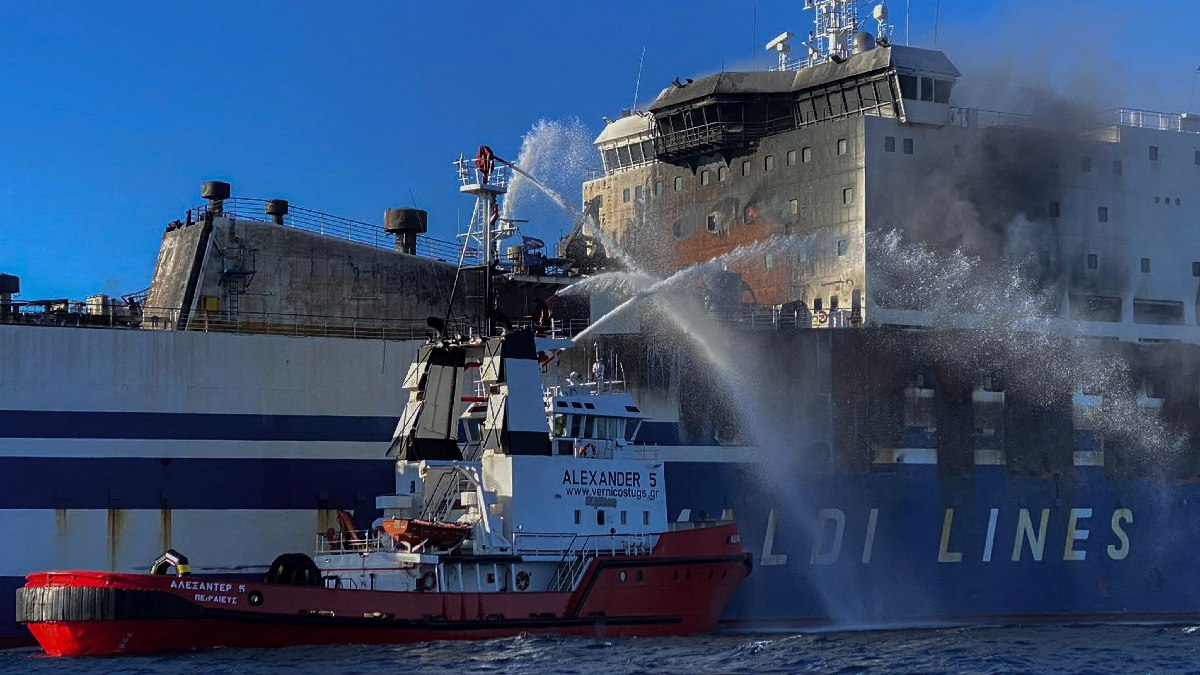 Ferri se incendia en costas de Corfú, Grecia ; buscan a 12 personas