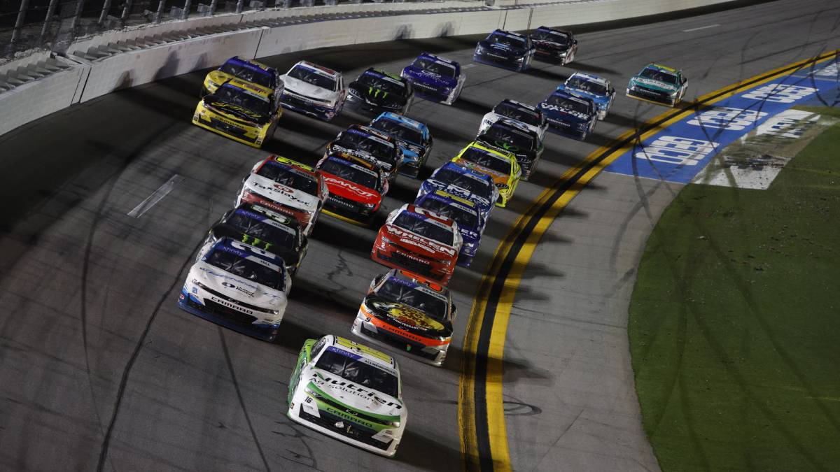 Videos: piloto de NASCAR sufre impactante choque en carrera y sale caminando