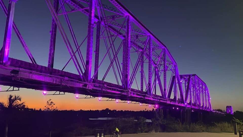 El #PuenteNegro de Culiacán se ilumina de color morado en conmemoración por el