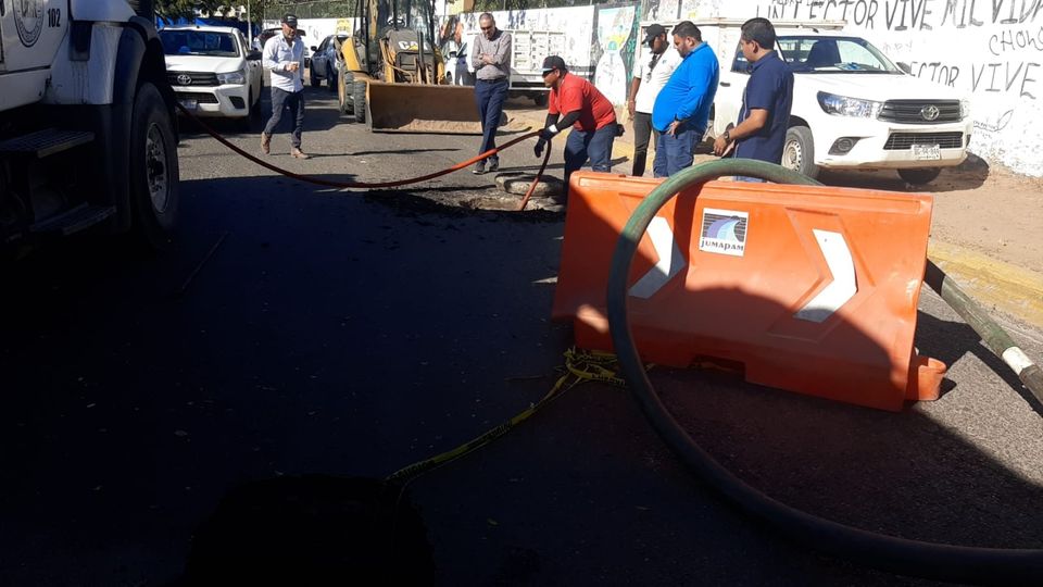 JUMAPAM cierra al tráfico la Calle Zeus para reparar socavón JUMAPAM cierra al tráfico la Calle Zeus para reparar socavón