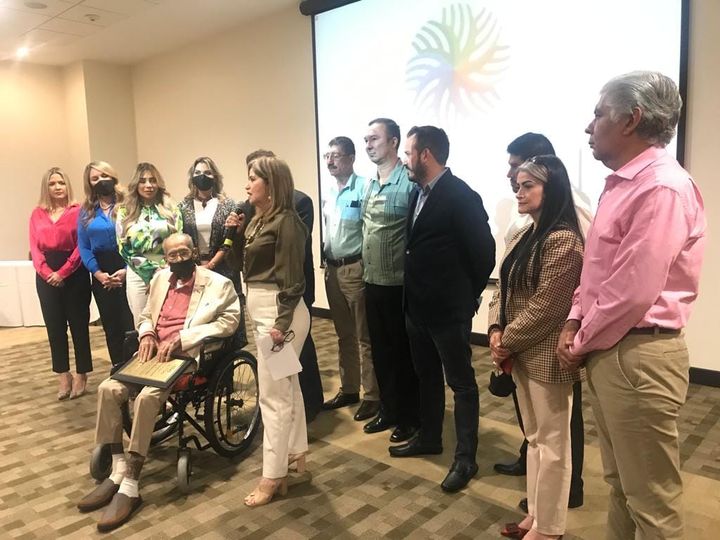 Reconocen hoteleros trayectoria de Rafael Rivera López
