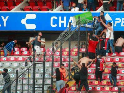 Terrible, triste, indignante. Un estadio de fútbol asaltado por la locura, el