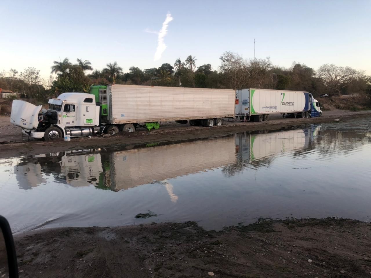 En la foto se observa un transporte de carga atascado en el río Quelite. Cient