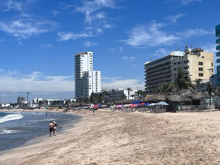 LLaman a los mazatlecos a que permitan a los turistas que disfruten de las playa