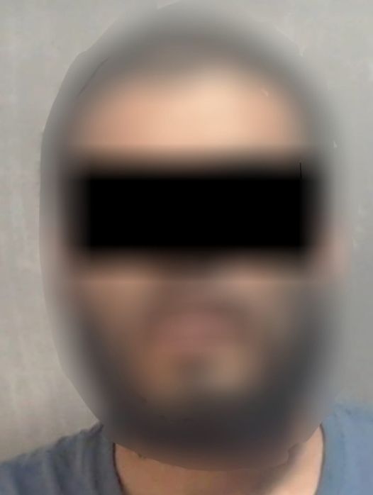 Se enoja porque no lo dejaron entrar con su mochila a una tienda, les quebra un