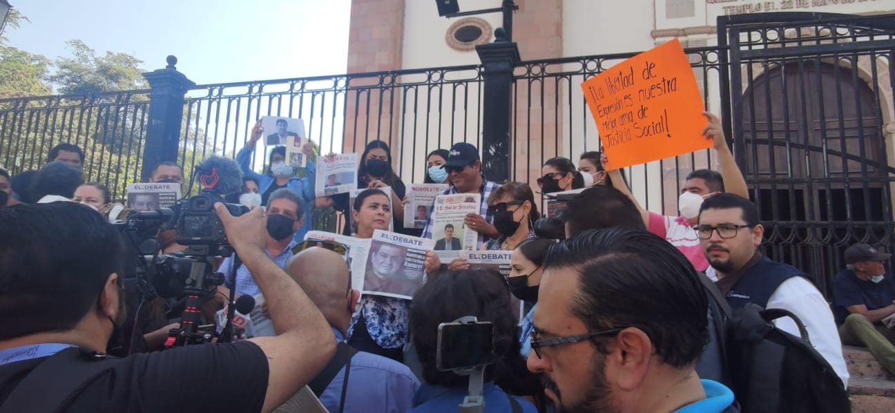 Periodistas y luchadores sociales, protestan para exigir que se esclarezca el
