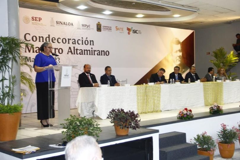 Reconocen a docentes con más de 30 años de trayectoria. Reconocen a docentes con más de 30 años de trayectoria.