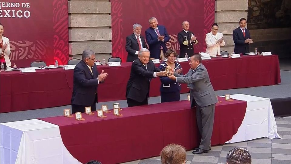Rocha acompaña a AMLO en la celebración del Día de las maestras y los maestros