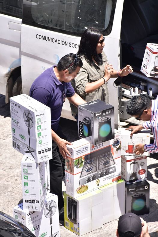 Sale el primer cargamento de regalos para la celebración de el Día de las Madres