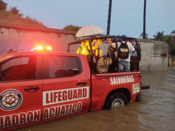 *10 vehículos quedaron varados en medio de los encharcamientos que se presentaro *10 vehículos quedaron varados en medio de los encharcamientos que se presentaro