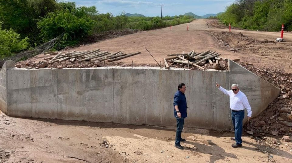 Rocha Moya acude a atender problema de agua potable en Pericos