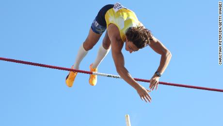 Duplantis compite en la final de salto con pértiga masculino el décimo día del Campeonato Mundial de Atletismo.