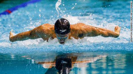 Cody Simpson compite en una serie de 100 m mariposa masculinos en las pruebas olímpicas australianas del año pasado.