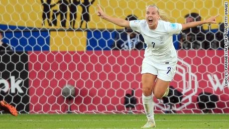 La delantera inglesa Beth Mead celebra después de marcar el primer gol de su equipo contra Suecia.