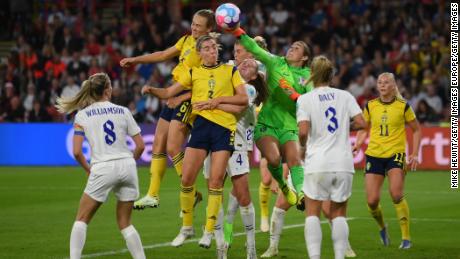 Mary Earps mantuvo el nivel de Inglaterra con algunas atajadas tempranas brillantes.