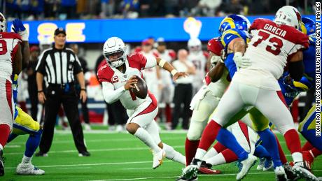 Murray lucha contra los Rams.