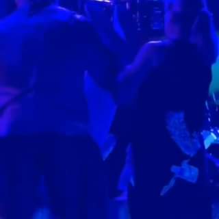 MOMENTO EN EL QUE EL GUITARRISTA CARLOS SANTANA SE DESVANECE DURANTE UN CONCIE