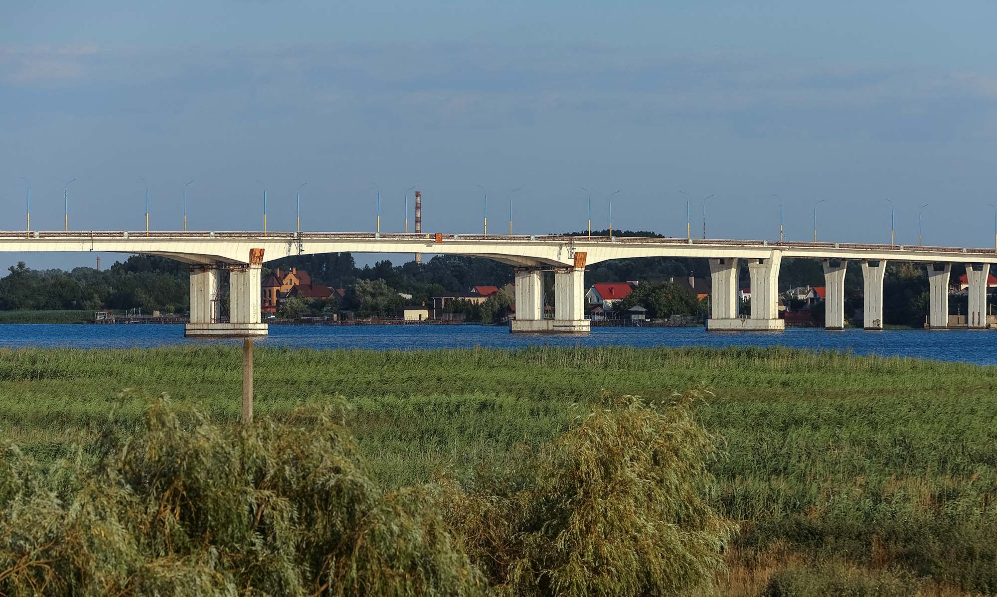 El puente Antonivskyi que cruza el río Dnipro en la región de Kherson, en el sur de Ucrania, controlada por Rusia, el 23 de julio.