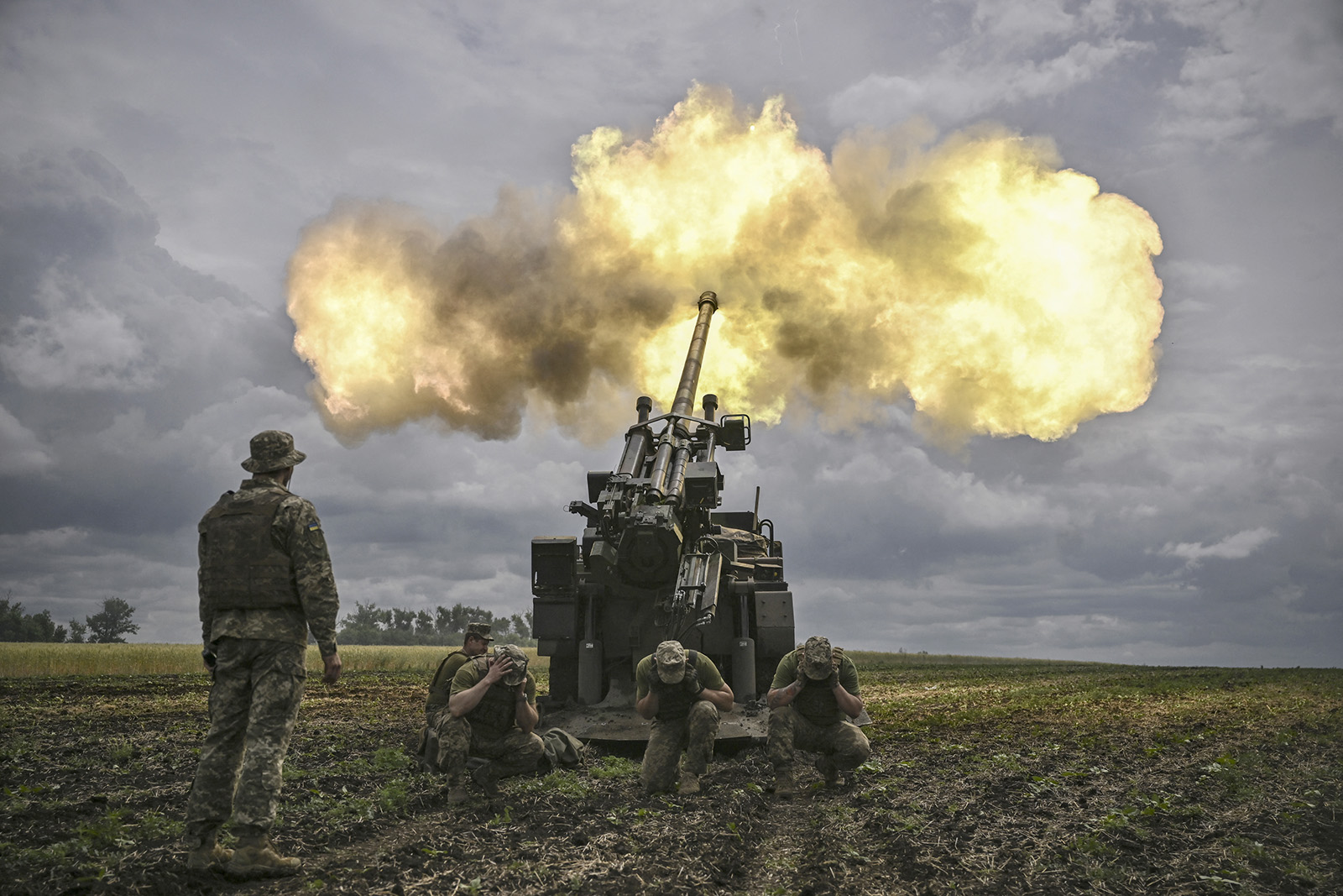 Militares ucranianos disparan un cañón César francés autopropulsado de 155 mm/calibre 52 hacia las posiciones rusas cerca de la línea del frente en la región de Donbas, en el este de Ucrania, el 15 de junio.