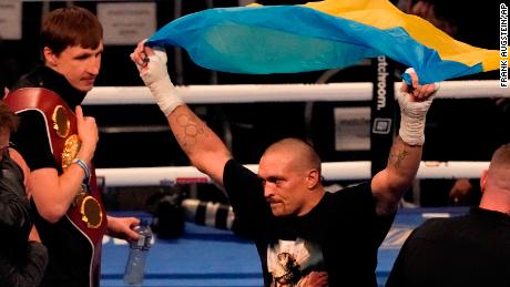 Oleksandr Usyk: 'Mi alma pertenece al Señor y mi cuerpo y mi honor a mi país,'  dice campeón de peso pesado después de unirse al batallón de defensa ucraniano