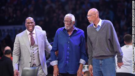 De izquierda a derecha, Magic Johnson, Bill Russell y Kareem Abdul-Jabbar asisten al Juego de Estrellas de la NBA en febrero de 2018 en el Staples Center de Los Ángeles. 