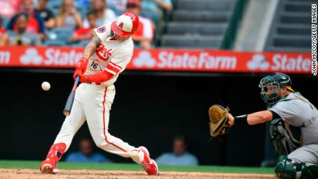 Mickey Moniak conecta un jonrón en la novena entrada contra los Atléticos.