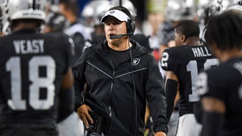 Josh McDaniels mira durante la primera mitad contra los Jacksonville Jaguars.