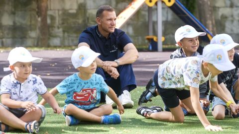 Shevchenko visita un programa Team Up respaldado por Laureus, desarrollado por War Child y Save the Children, el 25 de julio de 2022 en Varsovia, Polonia.