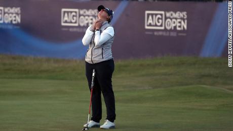 Buhai reacciona tras hundir el putt ganador.