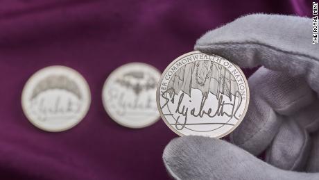 Si bien la firma de la Reina es una de las más reconocibles del mundo, nunca se acuñó en monedas del Reino Unido hasta ahora. 