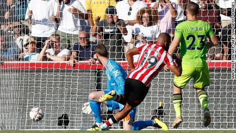 Mbeumo anota el cuarto del Brentford ante el Manchester United. 