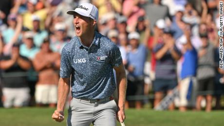 Zalatoris celebra tras hacer un putt en el green del 18.