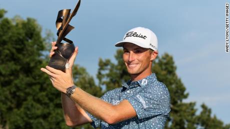 Zalatoris posa con el trofeo.