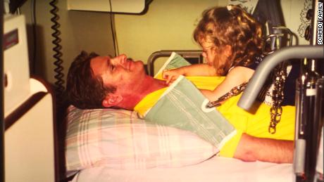 La hija de Schmidt lo visita en el hospital luego de su accidente.