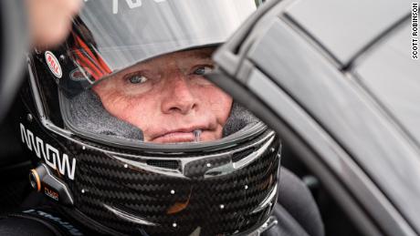 Sam Schmidt sopla en un tubo para acelerar y succiona para frenar.