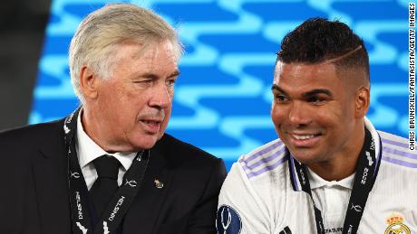 El entrenador del Real Madrid, Carlo Ancelotti, habla con Casemiro después de Los Blancos'  Victoria de la Supercopa ante el Eintracht Frankfurt.