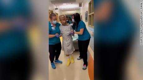 La familia de Easton Oliverson envió un video de FGTELEVISION el viernes de Easton caminando con la ayuda de profesionales médicos.