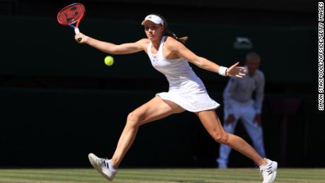 Rybakina devuelve un tiro contra Jabeur en la final de Wimbledon. 