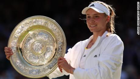 Rybakina celebra con el trofeo tras vencer a Ons Jabeur en la final de Wimbledon.