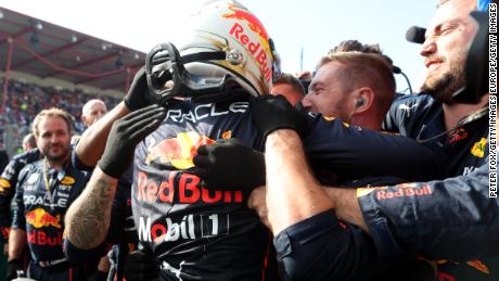 Verstappen celebra con su equipo Red Bull tras ganar el GP de Bélgica. 
