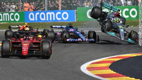 Hamilton choca con Fernando Alonso. 